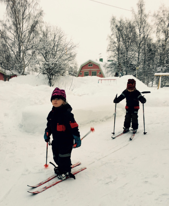 Barnen skidar