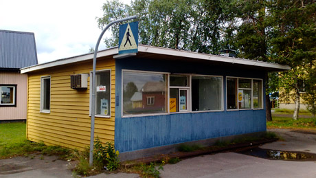 En numera nedlagd kiosk i centrala Vittangi.